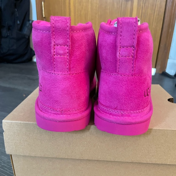 Ugg - Picture 2 of 5